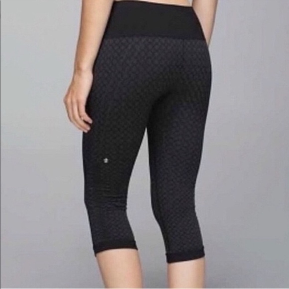 Lululemon In The Flow Scrunch Crops sz 2 gray black